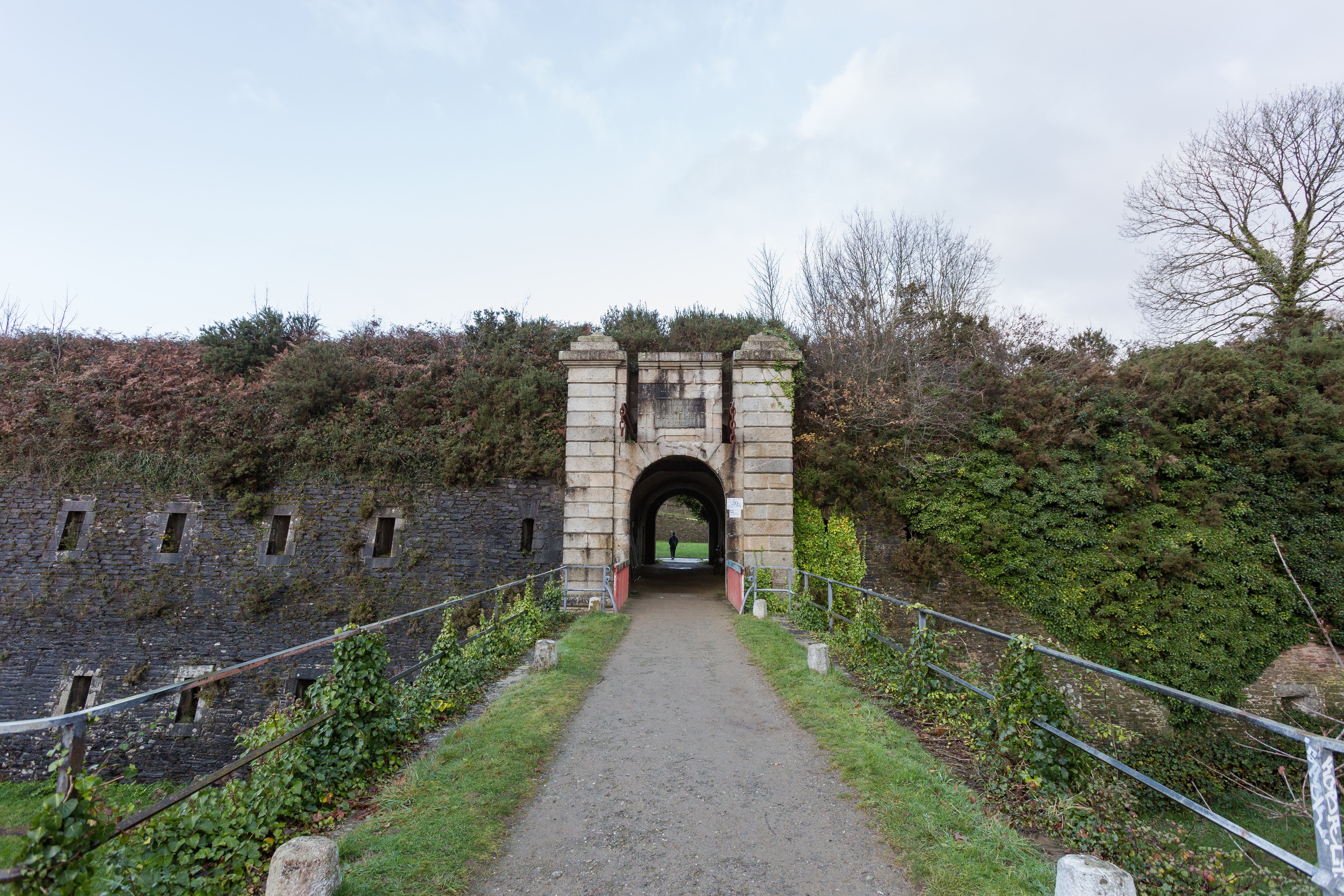 entrée en pierre du fort