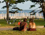 Deux personnes assises sur l'herbe sur l'esplanade du château